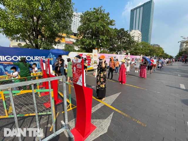 Người Sài Gòn đội nắng, đeo khẩu trang du xuân đường hoa Nguyễn Huệ - 6 Người Sài Gòn đội nắng, đeo khẩu trang du xuân đường hoa Nguyễn Huệ - 6