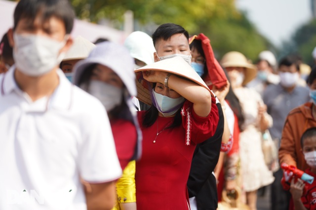Người Sài Gòn đội nắng, đeo khẩu trang du xuân đường hoa Nguyễn Huệ - 20 Người Sài Gòn đội nắng, đeo khẩu trang du xuân đường hoa Nguyễn Huệ - 20