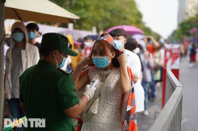 Người Sài Gòn đội nắng, đeo khẩu trang du xuân đường hoa Nguyễn Huệ - 18 Người Sài Gòn đội nắng, đeo khẩu trang du xuân đường hoa Nguyễn Huệ - 18