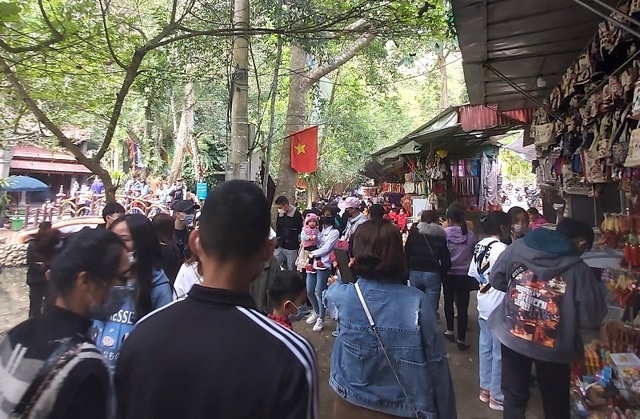 Hàng nghìn người chen chúc xem cá thần ngày đầu năm mới - 5 Hàng nghìn người chen chúc xem cá thần ngày đầu năm mới - 5