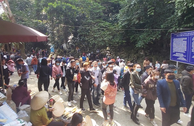  Thousands of people crowded to watch the magic fish on New Year's Day - 6