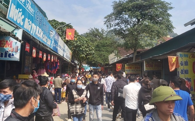 Hàng nghìn người chen chúc xem cá thần ngày đầu năm mới - 3 Hàng nghìn người chen chúc xem cá thần ngày đầu năm mới - 3