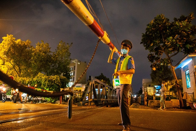 Gian nan nghề gác tàu giữa trung tâm Sài Gòn - 1 Gian nan nghề gác tàu giữa trung tâm Sài Gòn - 1