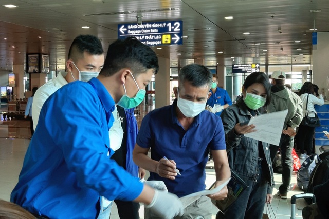 Đoàn viên trực chốt, hướng dẫn khai báo y tế tại sân bay... xuyên Tết - 1 Đoàn viên trực chốt, hướng dẫn khai báo y tế tại sân bay... xuyên Tết - 1