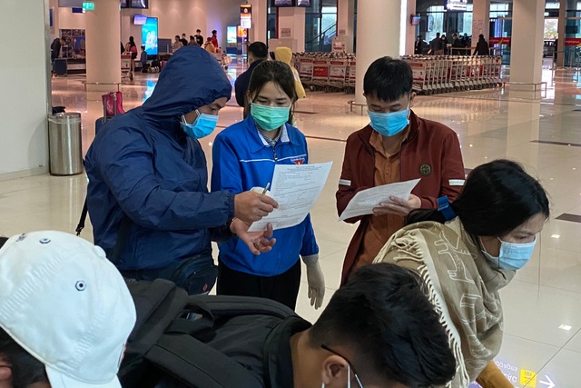 Đoàn viên trực chốt, hướng dẫn khai báo y tế tại sân bay... xuyên Tết - 2 Đoàn viên trực chốt, hướng dẫn khai báo y tế tại sân bay... xuyên Tết - 2