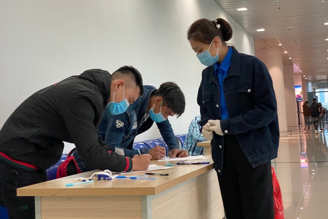 Đoàn viên trực chốt, hướng dẫn khai báo y tế tại sân bay... xuyên Tết - 4 Đoàn viên trực chốt, hướng dẫn khai báo y tế tại sân bay... xuyên Tết - 4