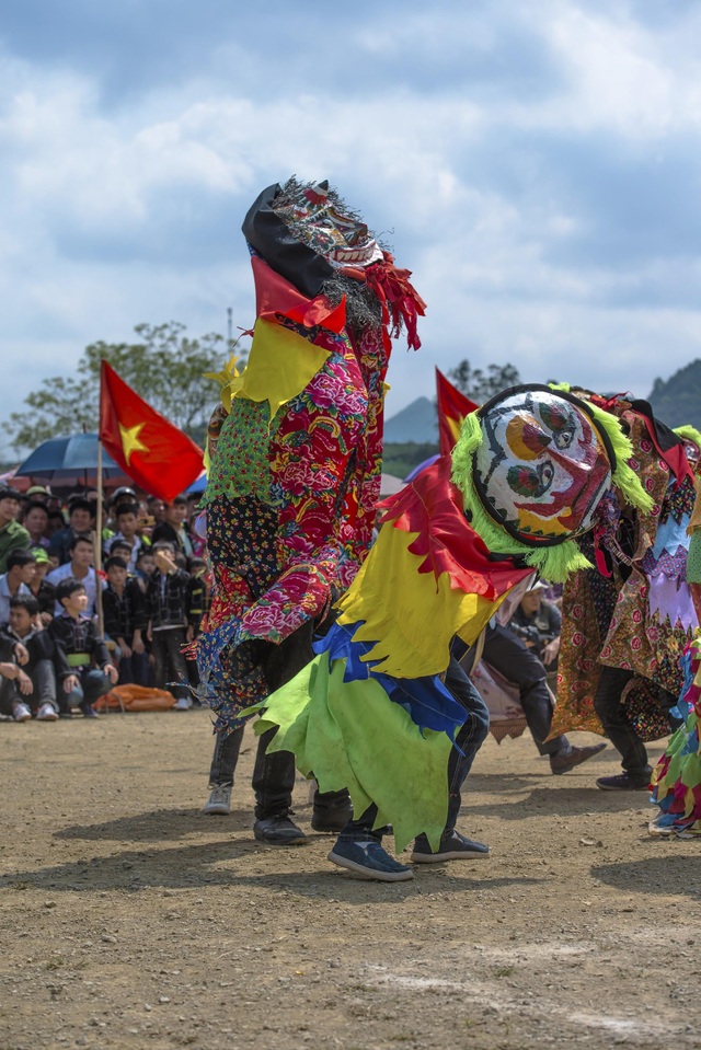 Strong ethnic boys in a unique lion dance in Lang Son - 2