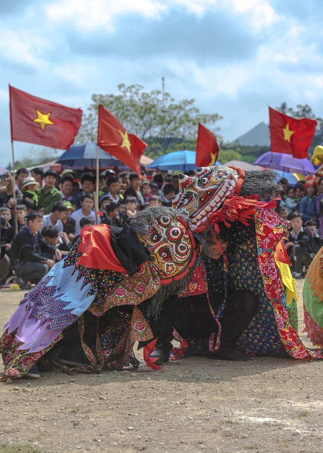 Strong ethnic boys in a unique lion dance in Lang Son - 5