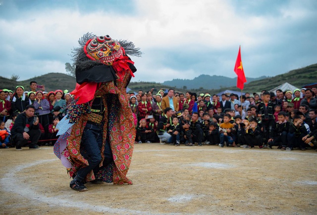 Strong ethnic boys in a unique lion dance in Lang Son - 9