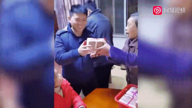 Bà ngoại chuẩn bị gần 3 tỷ đồng phát tiền lì xì mừng năm mới cho con cháu - 1 Bà ngoại chuẩn bị gần 3 tỷ đồng phát tiền lì xì mừng năm mới cho con cháu - 1