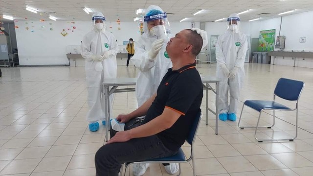 Hải Dương lấy mẫu xét nghiệm cho công nhân trên diện rộng - 1 Hải Dương lấy mẫu xét nghiệm cho công nhân trên diện rộng - 1