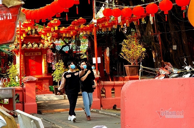 Mùng 3 tết trùng valentine giới trẻ sài gòn về chùa ngọc hoàng cầu duyên