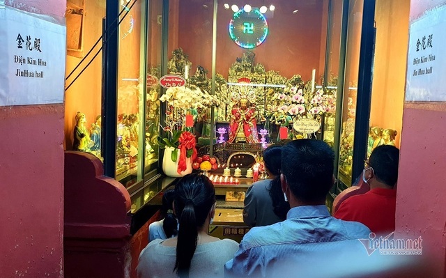 Mùng 3 Tết trùng Valentine, giới trẻ Sài Gòn về chùa Ngọc Hoàng cầu duyên - 9 Mùng 3 Tết trùng Valentine, giới trẻ Sài Gòn về chùa Ngọc Hoàng cầu duyên - 9