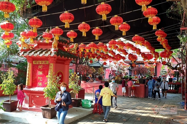 Mùng 3 Tết trùng Valentine, giới trẻ Sài Gòn về chùa Ngọc Hoàng cầu duyên - 10 Mùng 3 Tết trùng Valentine, giới trẻ Sài Gòn về chùa Ngọc Hoàng cầu duyên - 10