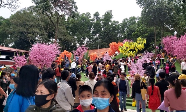 Hàng vạn người du xuân và xin lộc nước thánh đầu năm - 8 Hàng vạn người du xuân và xin lộc nước thánh đầu năm - 8