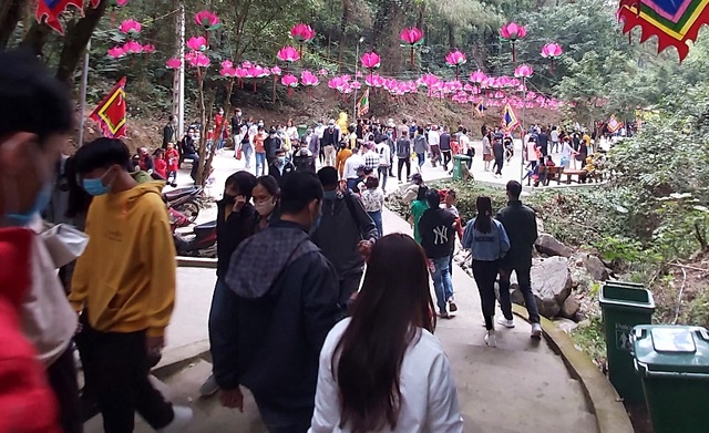 Hàng vạn người du xuân và xin lộc nước thánh đầu năm - 16 Hàng vạn người du xuân và xin lộc nước thánh đầu năm - 16