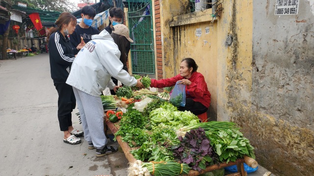 Nhiều người lao động làm việc xuyên ngày Tết - 2 Nhiều người lao động làm việc xuyên ngày Tết - 2