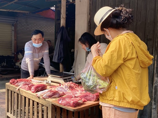 Đi chợ đầu năm: Hải sản tăng giá vùn vụt, hoa tươi rẻ hơn trước Tết - 3 Đi chợ đầu năm: Hải sản tăng giá vùn vụt, hoa tươi rẻ hơn trước Tết - 3
