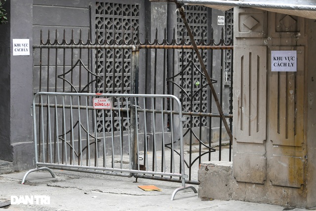 Lập rào chắn phong tỏa khu phố có ca mắc Covid-19 tại quận Ba Đình, Hà Nội - 5