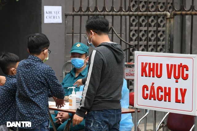 Lập rào chắn phong tỏa khu phố có ca mắc Covid-19 tại quận Ba Đình, Hà Nội - 7 Lập rào chắn phong tỏa khu phố có ca mắc Covid-19 tại quận Ba Đình, Hà Nội - 7