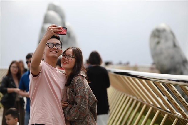 Đôi lứa dập dìu hẹn hò dịp Valentine trên đỉnh Bà Nà - 5 Đôi lứa dập dìu hẹn hò dịp Valentine trên đỉnh Bà Nà - 5
