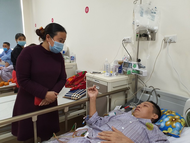 Vợ chồng bệnh nhân đón Tết tại viện: Có chú xe ôm mang tặng cặp bánh chưng - 2 Vợ chồng bệnh nhân đón Tết tại viện: Có chú xe ôm mang tặng cặp bánh chưng - 2