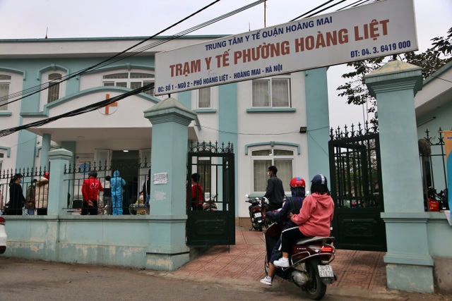 Người dân từ các tỉnh, thành trở lại Hà Nội đội mưa đi khai báo y tế - 1 Người dân từ các tỉnh, thành trở lại Hà Nội đội mưa đi khai báo y tế - 1