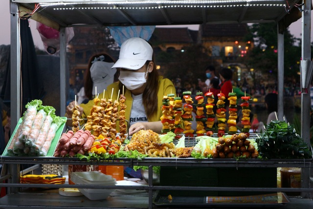 Du khách xúng xính check-in Hội An trong ngày đầu mở cửa trở lại - 12 Du khách xúng xính check-in Hội An trong ngày đầu mở cửa trở lại - 12