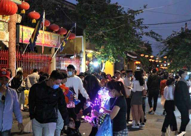 Tourists have to check-in Hoi An on the first day of reopening - 13