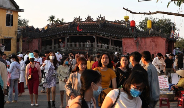 Tourists have to check-in Hoi An on the first day of reopening - 2