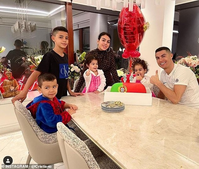 Tại sao nửa tỷ tài khoản mạng xã hội theo dõi Cristiano Ronaldo? - 13