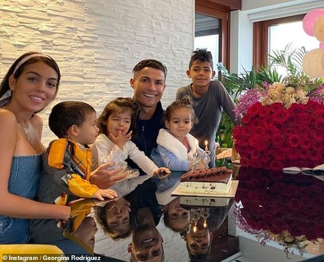 Tại sao nửa tỷ tài khoản mạng xã hội theo dõi Cristiano Ronaldo? - 15