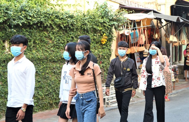 Du khách xúng xính check-in Hội An trong ngày đầu mở cửa trở lại - 3 Du khách xúng xính check-in Hội An trong ngày đầu mở cửa trở lại - 3