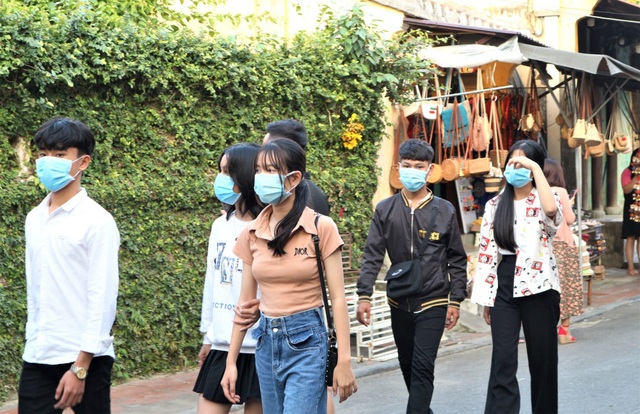 Tourists have to check-in Hoi An on the first day of reopening - 3