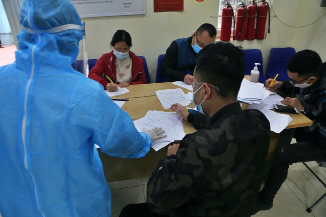 Người dân từ các tỉnh, thành trở lại Hà Nội đội mưa đi khai báo y tế - 4