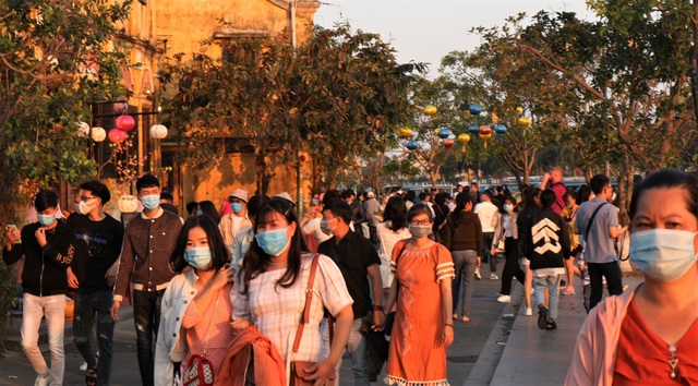 Tourists have to check-in Hoi An on the first day of reopening - 6