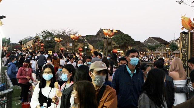 Tourists have to check-in Hoi An on the first day of reopening - 7