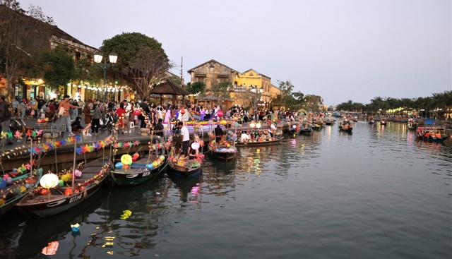 Tourists have to check-in Hoi An on the first day of reopening - 8