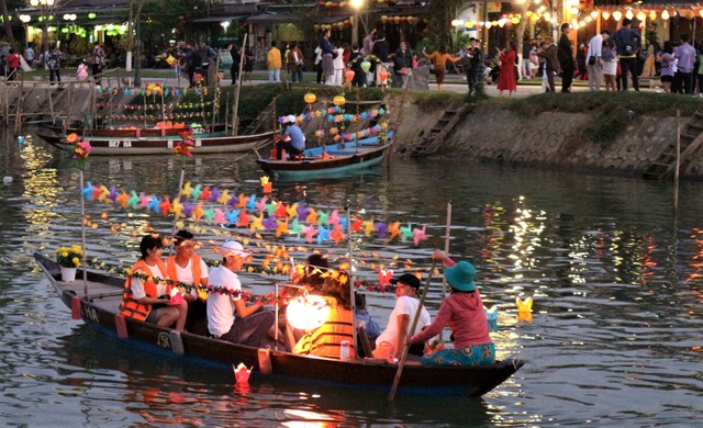 Tourists have to check-in Hoi An on the first day of reopening - 9