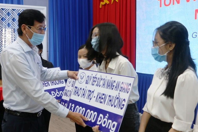 Khen thưởng 66 tập thể, cá nhân xuất sắc trong học tập, nghiên cứu - 2 Khen thưởng 66 tập thể, cá nhân xuất sắc trong học tập, nghiên cứu - 2