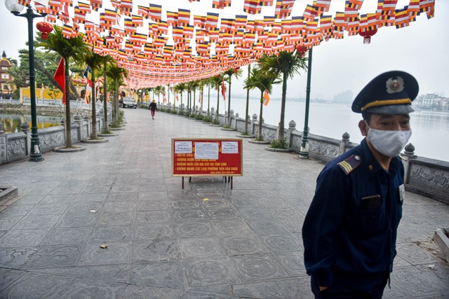 The series of famous monuments in Hanoi closed, visitors stand watching from a distance - 5