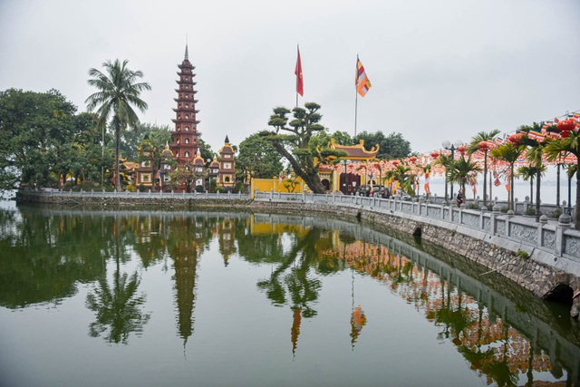 The series of famous monuments in Hanoi closed, visitors stood admiring the scenery from afar - 4