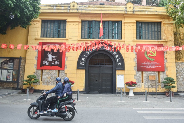 The series of famous monuments in Hanoi closed, visitors stand watching from afar - 6