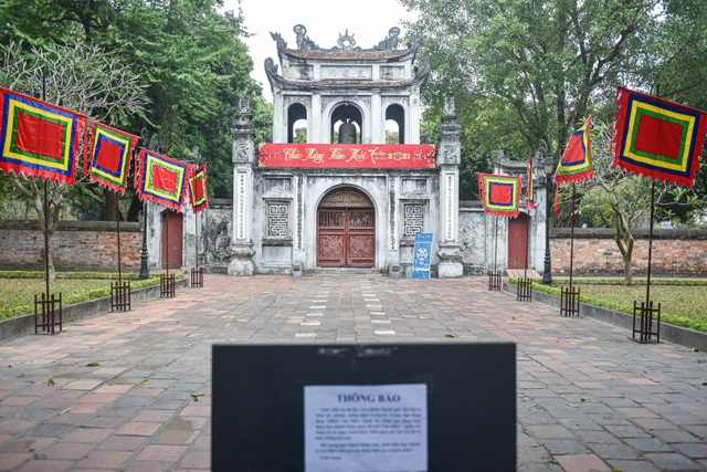 The series of famous monuments in Hanoi closed, visitors stand watching from afar - 7