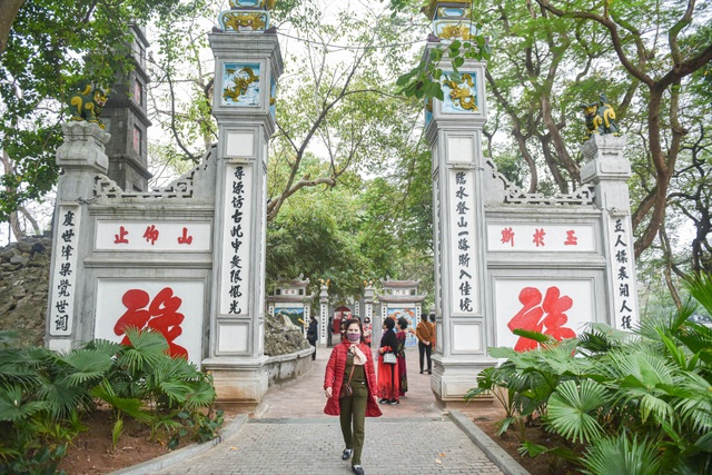 The series of famous monuments in Hanoi closed, visitors stood admiring the scenery from afar - 1