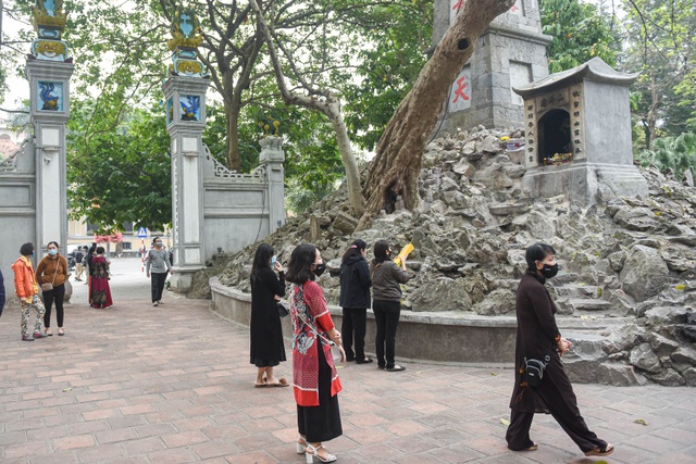 The series of famous monuments in Hanoi closed, visitors stood admiring the scenery from afar - 2