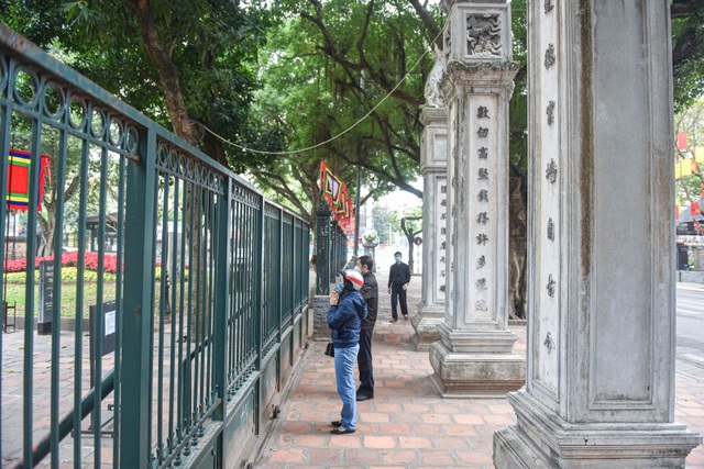 The series of famous monuments in Hanoi closed, visitors stand watching from afar - 8