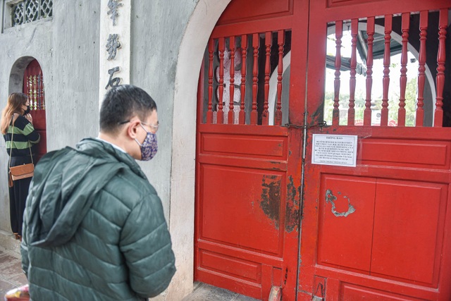 The series of famous monuments in Hanoi closed, visitors stood admiring the scenery from afar - 3