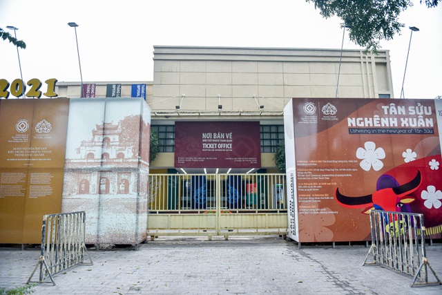 The series of famous monuments in Hanoi closed, visitors stand watching from afar - 10