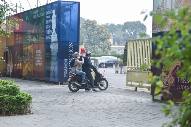 Series of famous monuments in Hanoi closed, visitors stand watching from afar - 11